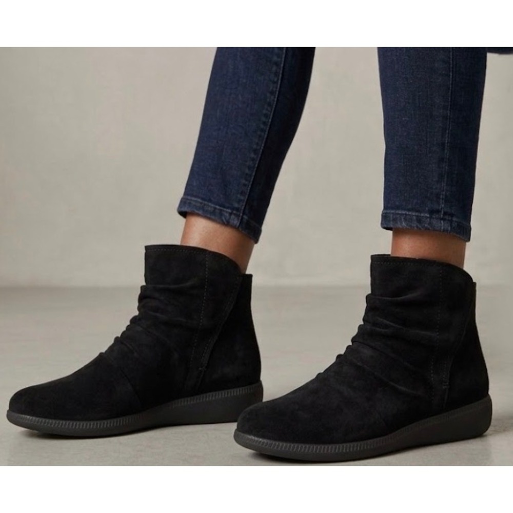 Munro American Black Suede Ruched Ankle Boots Size 6WW Extra Wide NEW